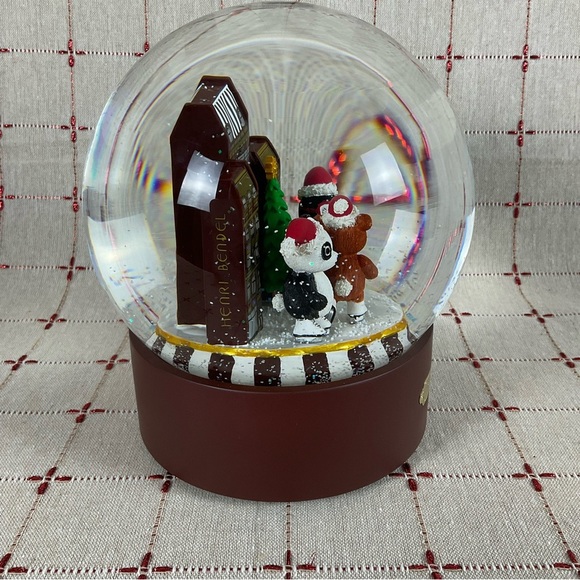 Henri Bendel “Bendel Guests” Final Edition Musical Snow Globe HTF Rare Snowglobe - Picture 4 of 11
